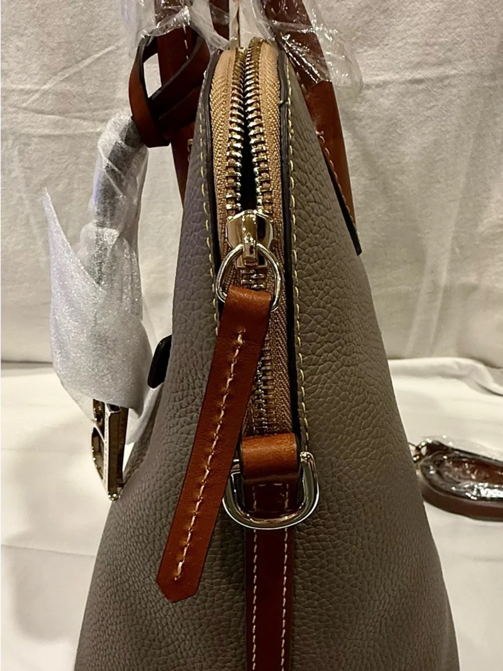 NWT Dooney & Bourke Pebbled Grain Taupe Leather Domed Satchel. - Picture 5 of 10